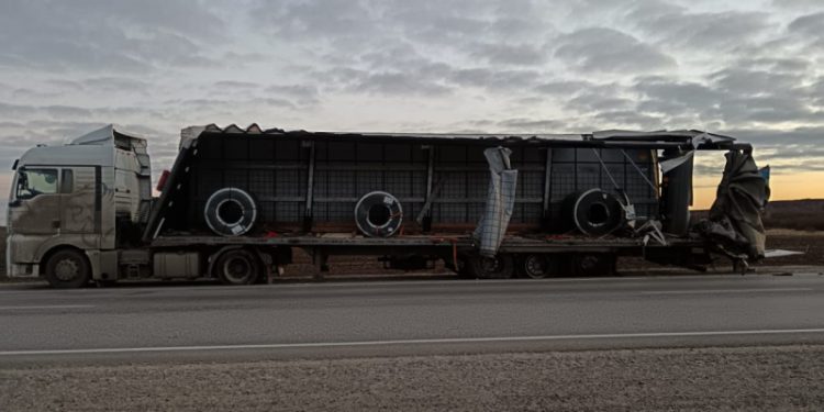 При столкновении двух грузовиков в Скопинском районе пострадал 53-летний водитель При столкновении двух грузовиков в Скопинском районе пострадал 53-летний водитель