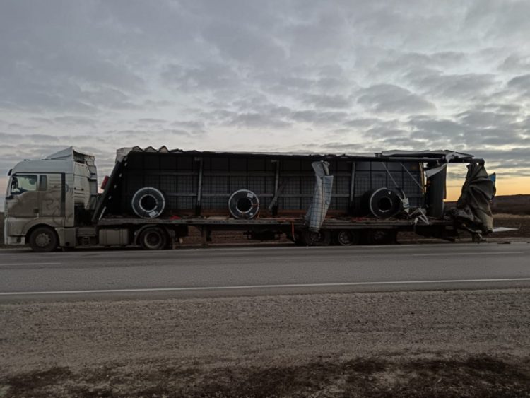 При столкновении двух грузовиков в Скопинском районе пострадал 53-летний водитель