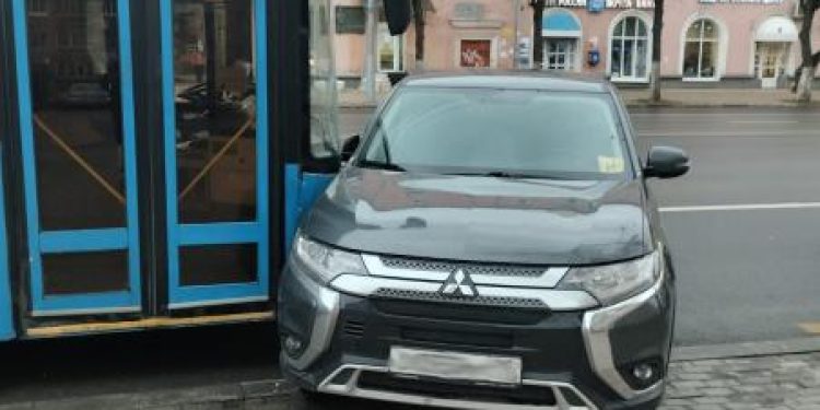 При столкновении автобуса и легковушки пострадала 70-летняя рязанка