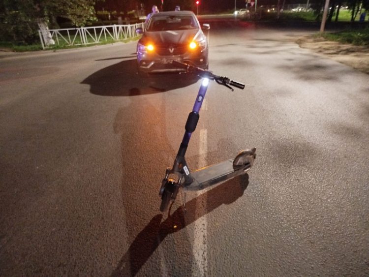 На улице Западной сбили 16-летнего самокатчика