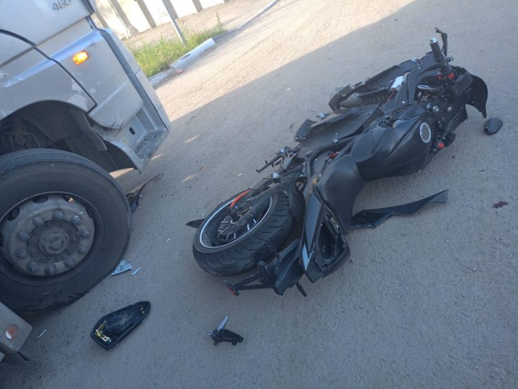 При столкновении мотоцикла и грузовика на улице Магистральной пострадал 15-летний подросток