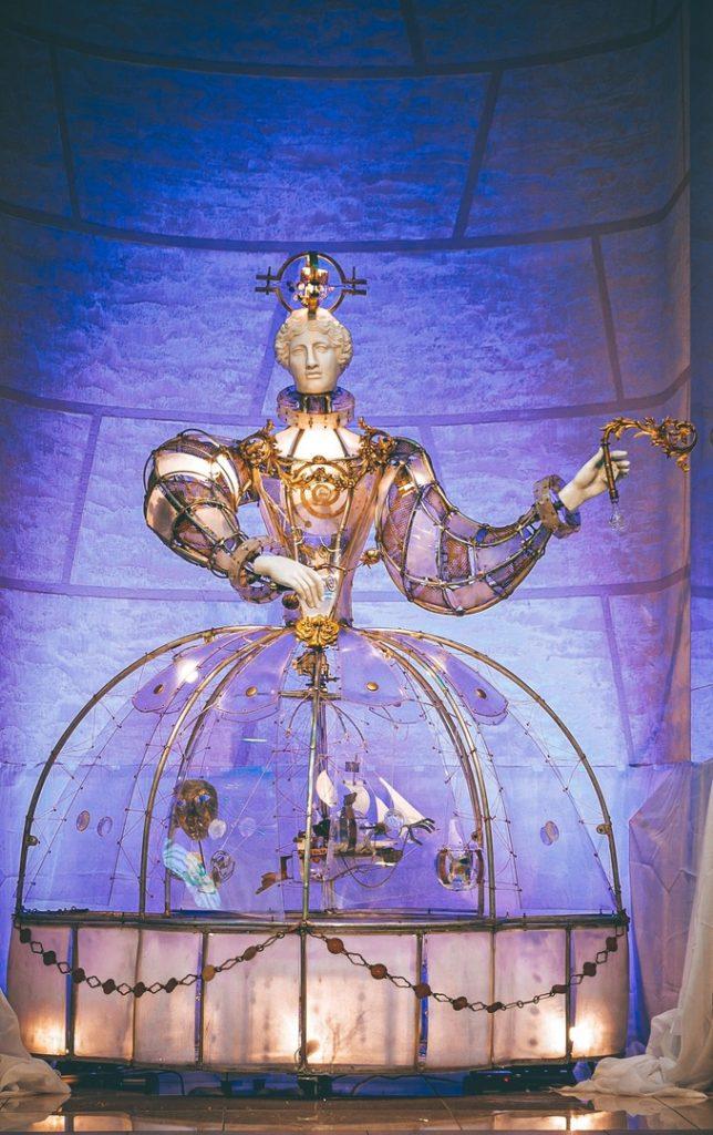 В фойе рязанского театра кукол установили "живую статую"