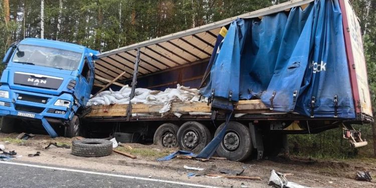 На трассе Рязань — Спас-Клепики на обочину вынесло фуры после ДТП