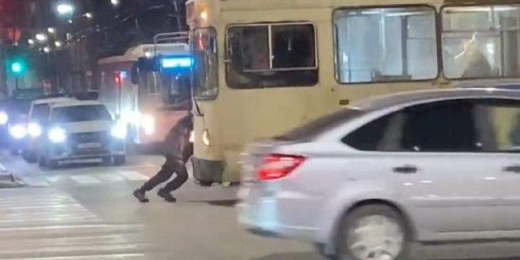 В центре Рязани мужчина "отодвинул" троллейбус с пешеходного перехода В центре Рязани мужчина «отодвинул» троллейбус с пешеходного перехода