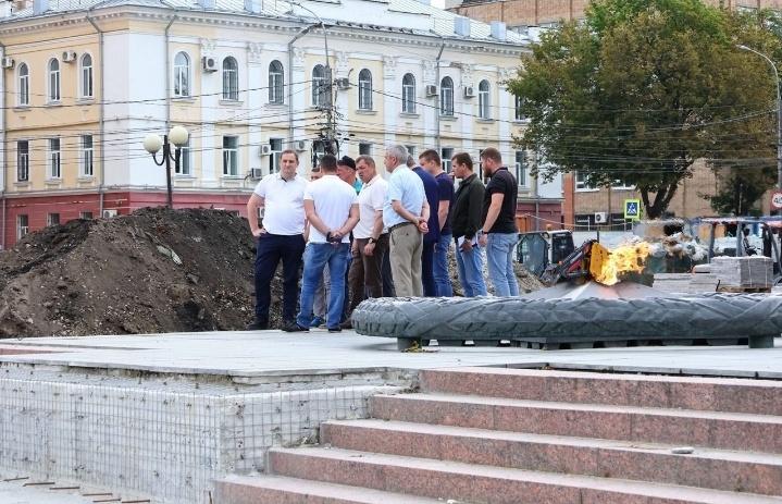 Мэр Рязани Артемов проконтролировал ход реконструкции и благоустройства на площади Победы