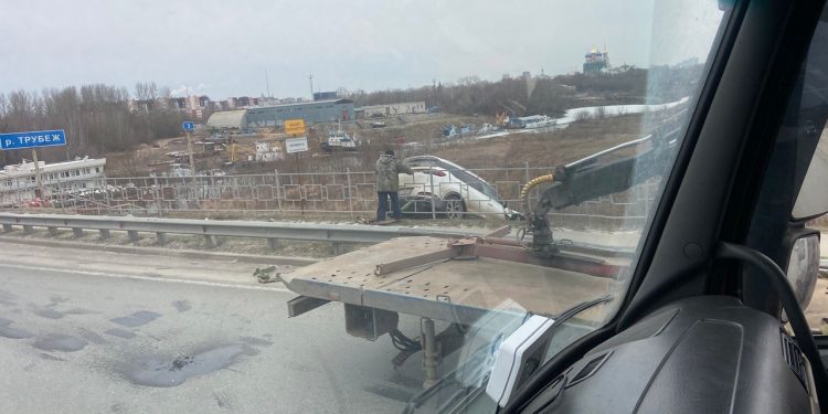 На Северной окружной легковушка улетела в кювет