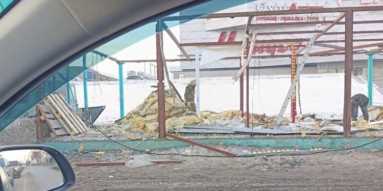 Возле рязанского ТД «Барс» разобрали торговый павильон