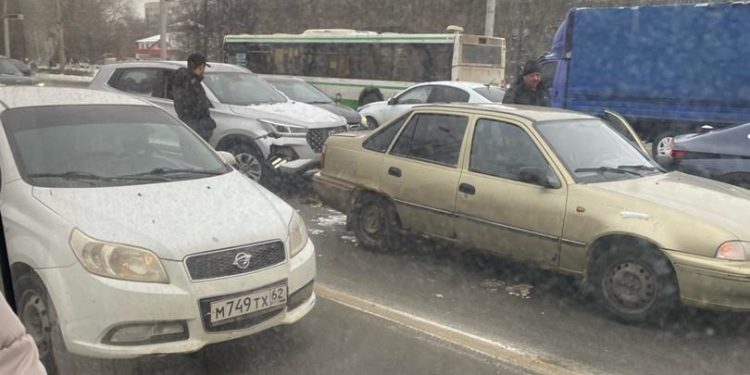 На Московском шоссе 11 декабря произошла массовая авария