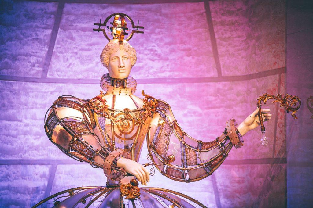 В фойе рязанского театра кукол установили "живую статую"