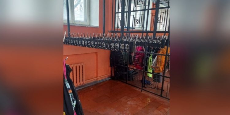 В рязанской школе №65 залило раздевалку