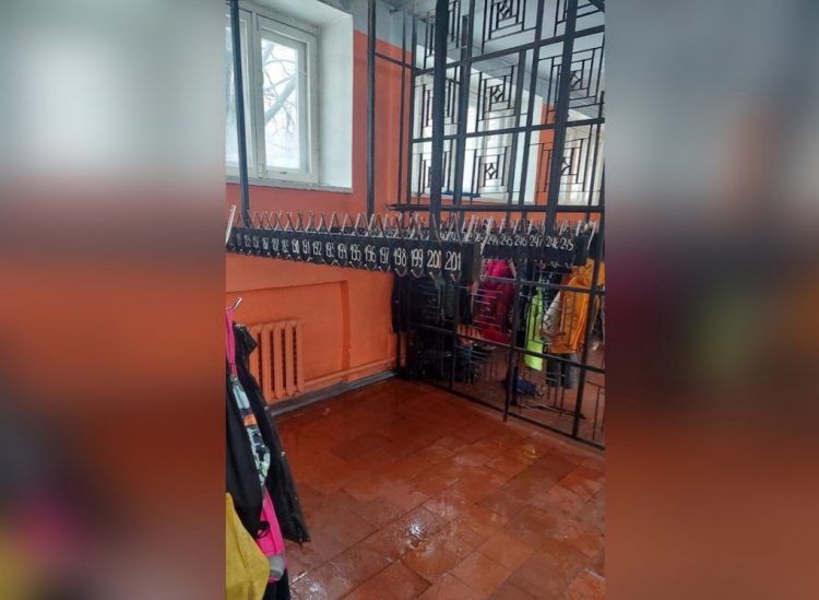 В рязанской школе №65 залило раздевалку