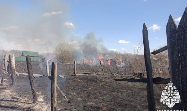 В Касимовском районе из-за загорания сухой травы сгорели 4 бани