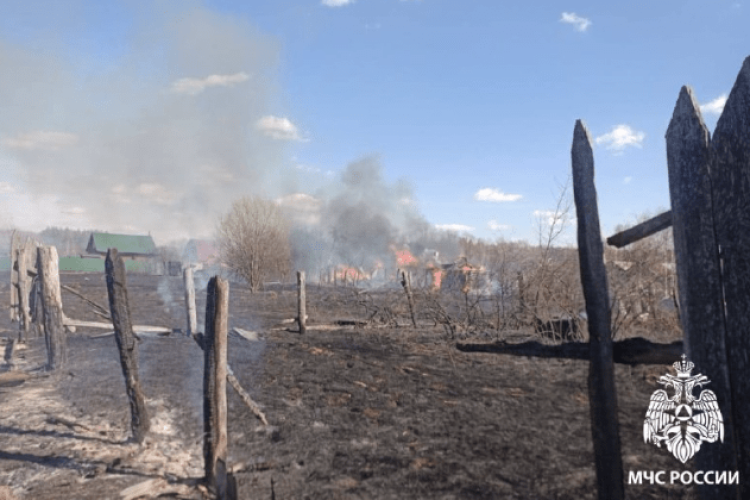 В Касимовском районе из-за загорания сухой травы сгорели 4 бани
