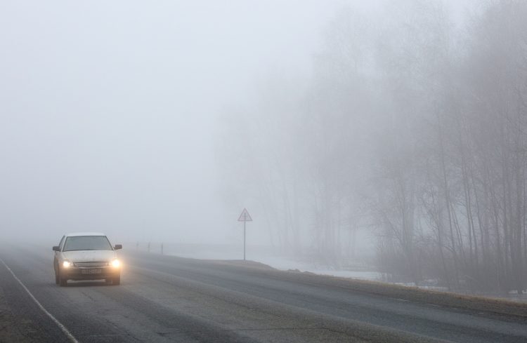 OMSK REGION, RUSSIA. APRIL 4, 2016. A car moves along the M-51 motorway linking Chelyabinsk and Novosibirsk. Dmitry Feoktistov/TASS–ÓÒÒËˇ. ŒÏÒÍ‡ˇ Ó·Î‡ÒÚ¸. 5 ‡ÔÂÎˇ 2016. ‘Â‰Â‡Î¸Ì‡ˇ ‡‚ÚÓÏÓ·ËÎ¸Ì‡ˇ Ú‡ÒÒ‡ Ã-51 "»Ú˚¯" ◊ÂÎˇ·ËÌÒÍ - ŒÏÒÍ - ÕÓ‚ÓÒË·ËÒÍ. ƒÏËÚËÈ ‘ÂÓÍÚËÒÚÓ‚/“¿——