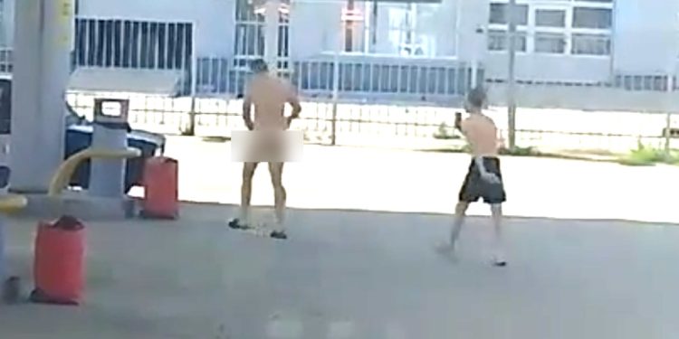 На заправке Рязани запечатлели голого мужчину