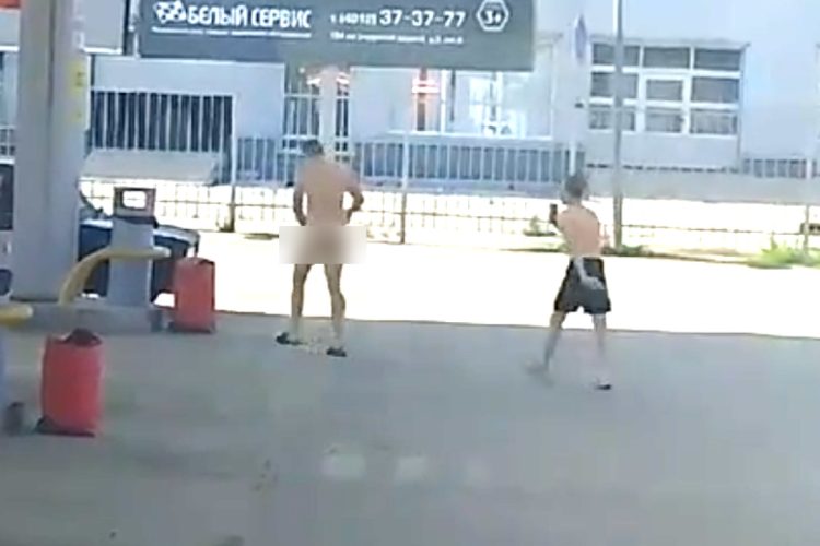На заправке Рязани запечатлели голого мужчину
