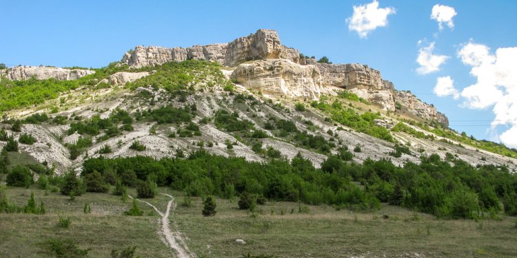 В Крыму со стометровой высоты сорвался мотоциклист