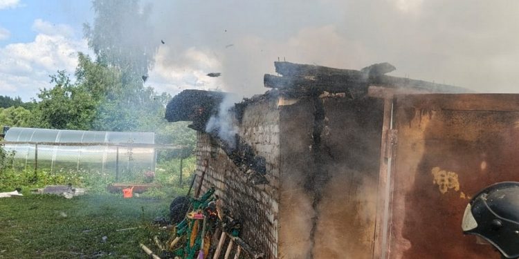 В Скопинском районе сгорел гараж