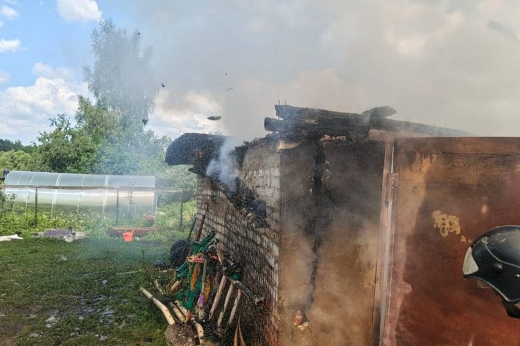 В Скопинском районе сгорел гараж