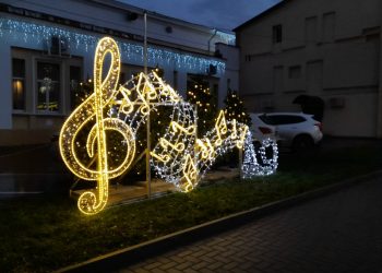 Около рязанской филармонии установили новогодний арт-объект Около рязанской филармонии установили новогодний арт-объект