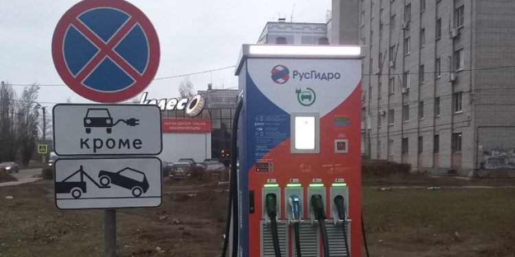 На улице Бирюзова установили новую зарядную станцию для электромобилей