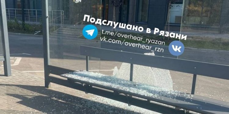 У рязанского лицея №7 вандалы разбили остановочный павильон