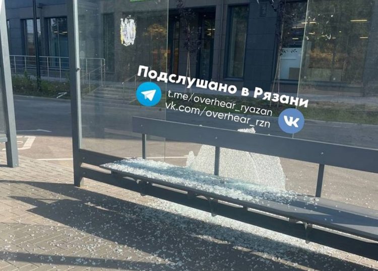 У рязанского лицея №7 вандалы разбили остановочный павильон