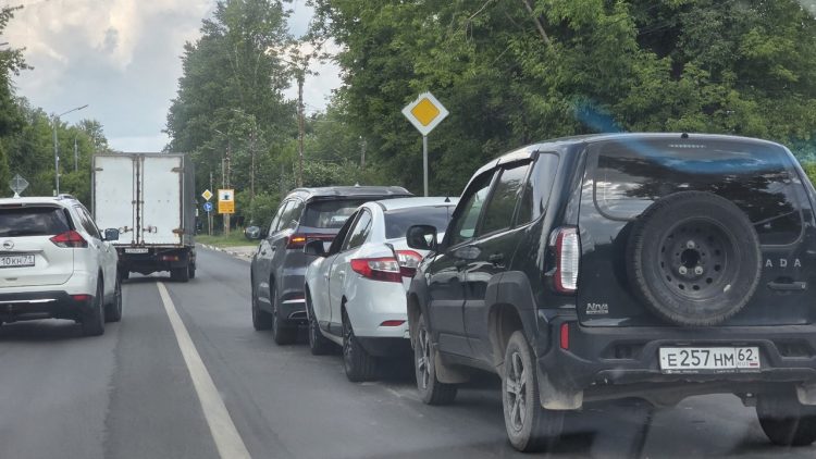 На Михайловском шоссе три автомобиля столкнулись "паровозиком"