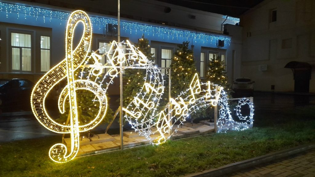 Около рязанской филармонии установили новогодний арт-объект