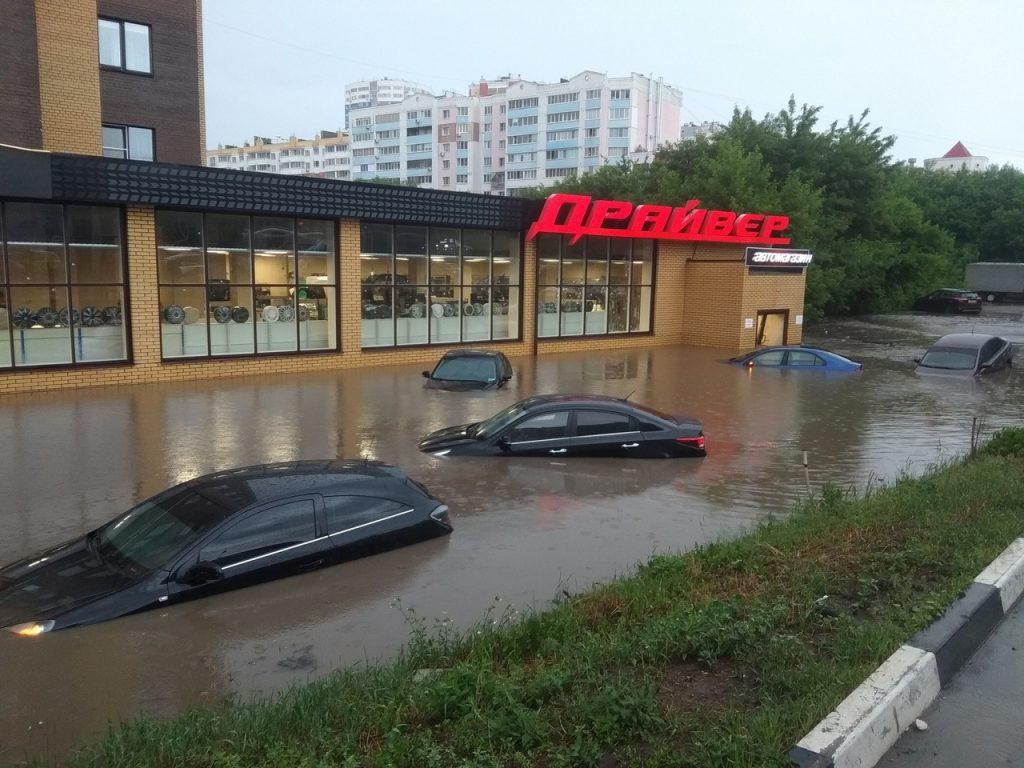 На Касимовском шоссе автомобили затопило водой