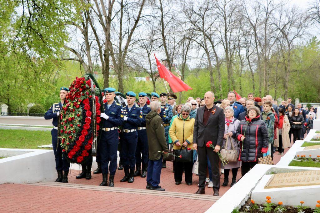 В преддверии Дня Победы рязанцы возложили цветы к Скорбященскому мемориалу