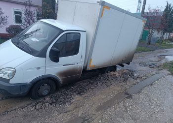 Горожане сообщили о прорыве трубы под землей на улице Сысоевской