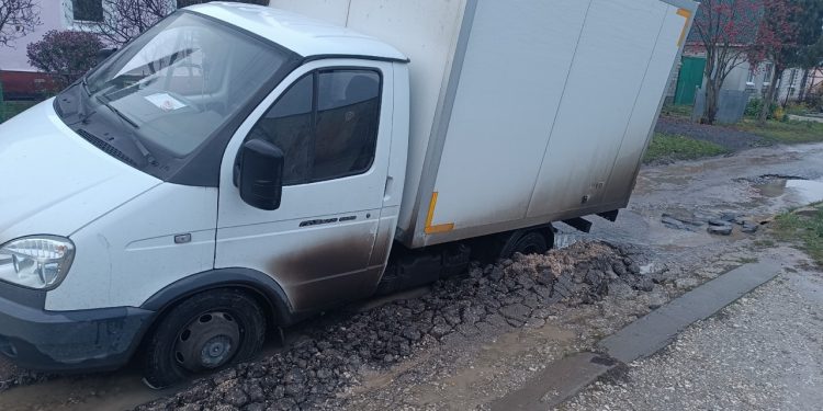 Горожане сообщили о прорыве трубы под землей на улице Сысоевской