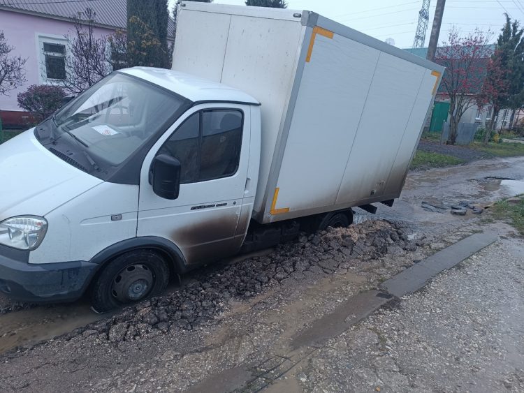 Горожане сообщили о прорыве трубы под землей на улице Сысоевской