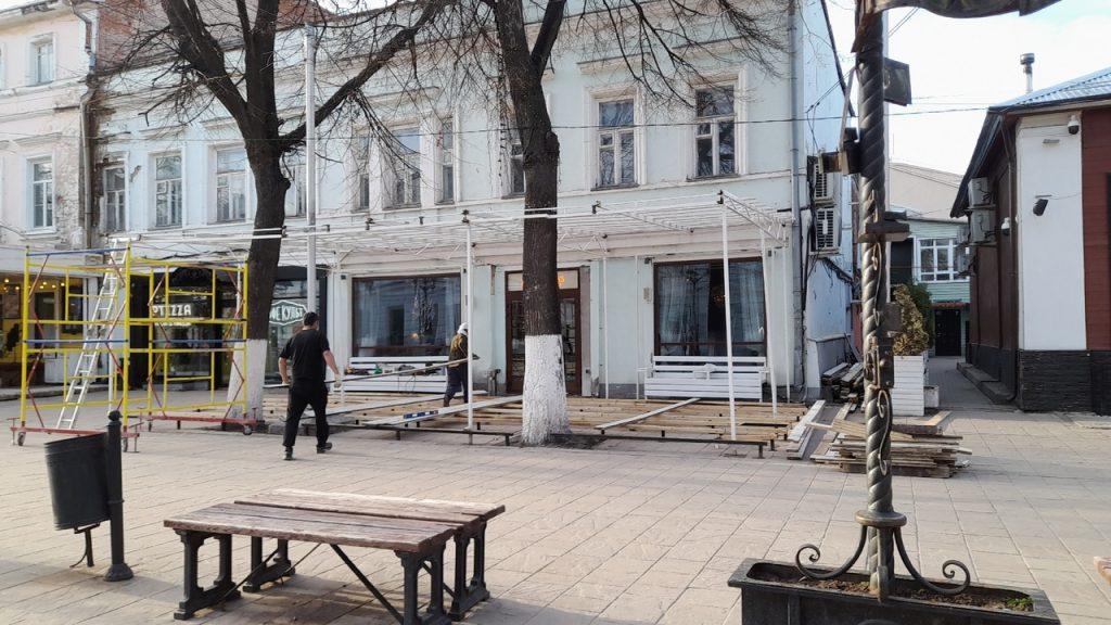 На рязанской улице Почтовой активно собирают летние веранды