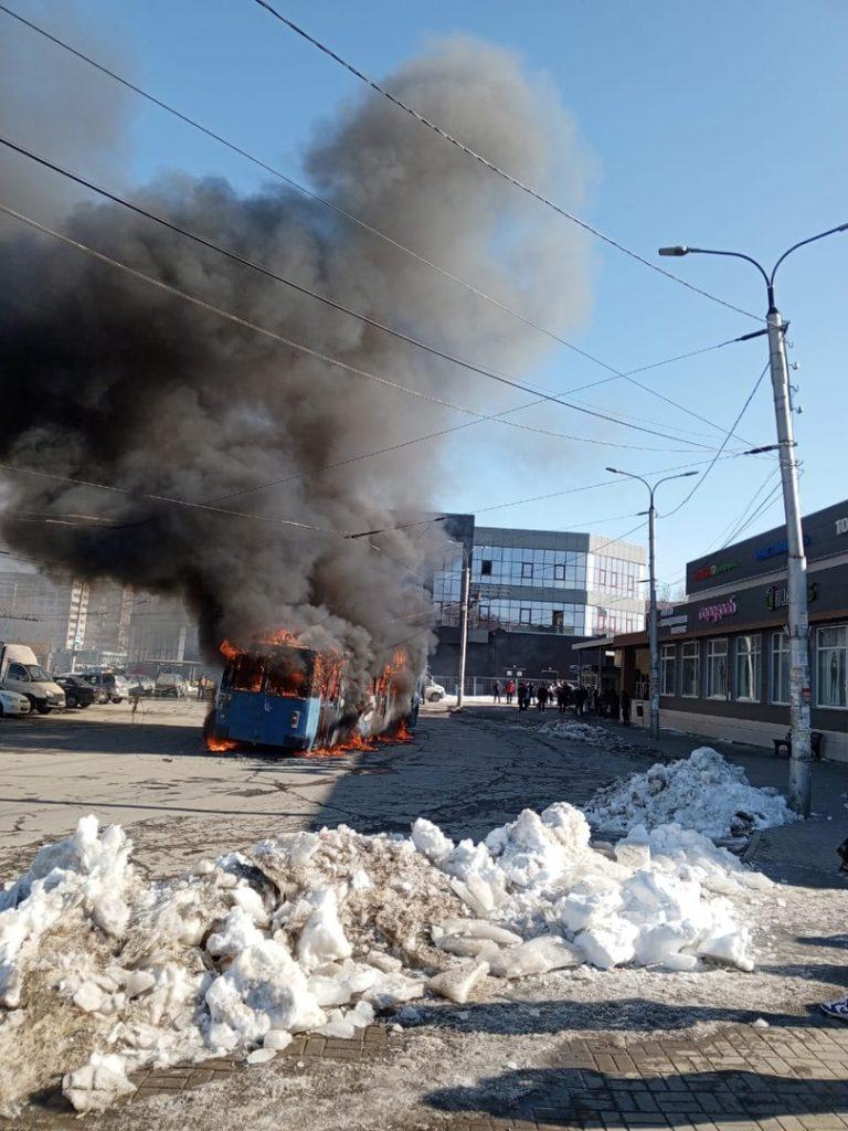 В Сети появились снимки выгоревшего дотла на улице Новоселов троллейбуса