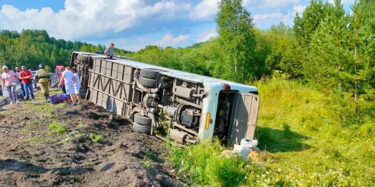 Автобус под управлением нетрезвого водителя перевернулся в Кемеровской области