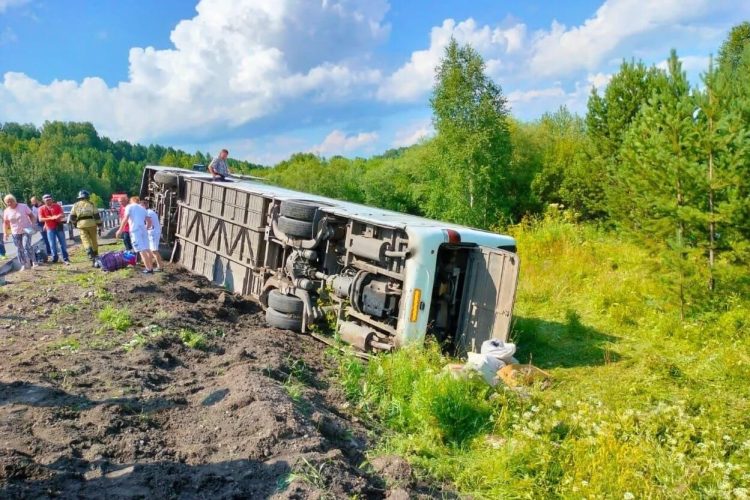 Автобус под управлением нетрезвого водителя перевернулся в Кемеровской области
