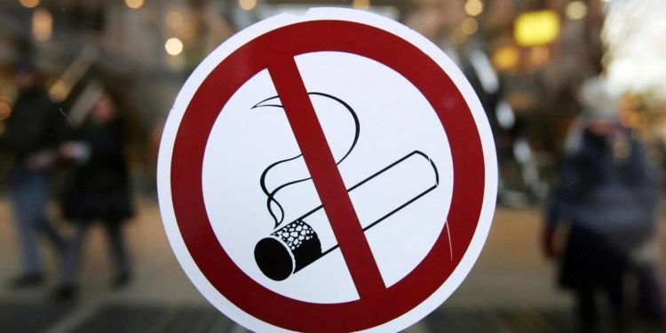 Россиянам больше нельзя будет курить на остановках