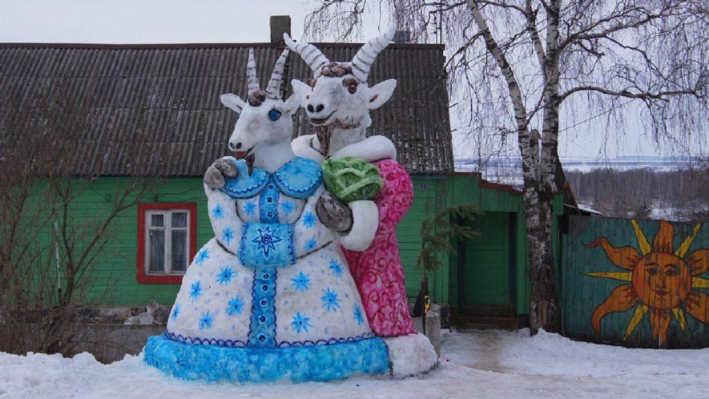 Жительница Пронска слепила из трех тонн снега скульптуру быка