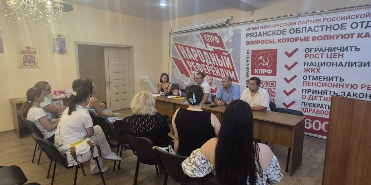 Депутаты Владимир Исаков и Денис Сидоров встретились с обманутыми рязанцами
