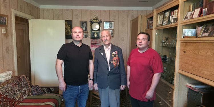 Денис Сидоров депутат от КПРФ навестил труженика тыла