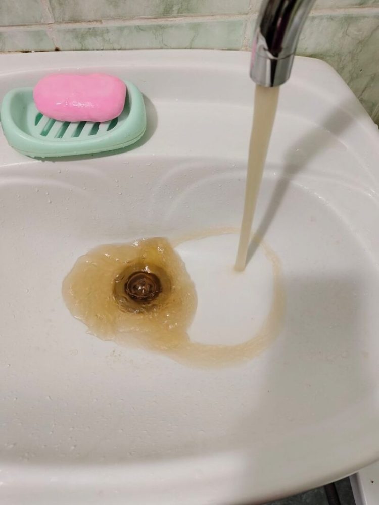 Рязанцы продолжают жаловаться на ржавую воду