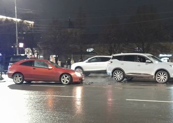 В центре Рязани столкнулись две легковушки В центре Рязани столкнулись две легковушки