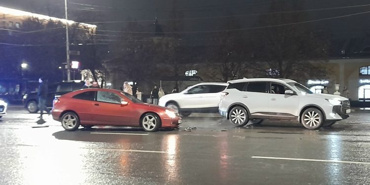В центре Рязани столкнулись две легковушки В центре Рязани столкнулись две легковушки
