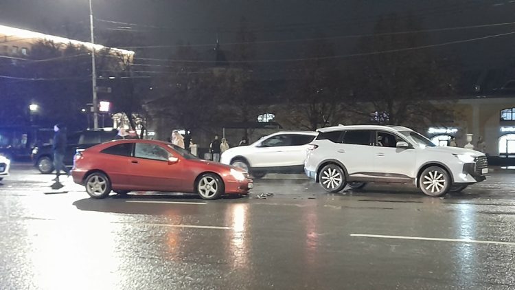 В центре Рязани столкнулись две легковушки