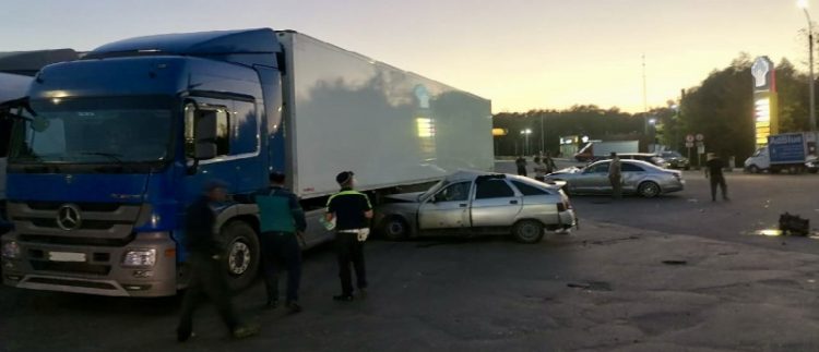 На выезде из Рязани легковушка врезалась иномарку и фуру