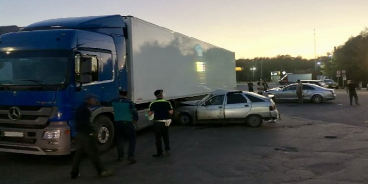 На выезде из Рязани легковушка врезалась иномарку и фуру