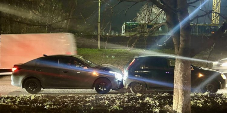 В ДТП на улице Бирюзова пострадала 54-летняя пассажирка