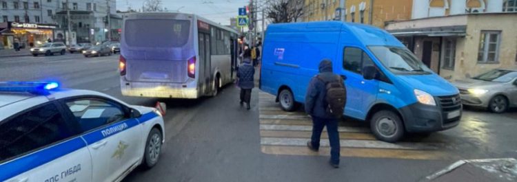 В ДТП с участием маршрутки №65 пострадали водитель ГАЗели и 17-летний подросток